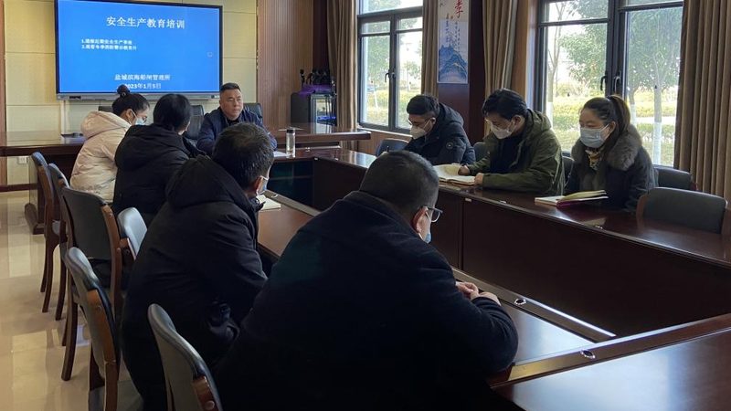 以下是一些公路建造师培训教材的推荐，供考生参考：